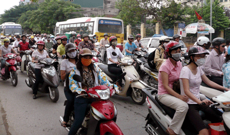 Nhiều người Hà Nội có thói quen bóp còi trong đám tắc đường.